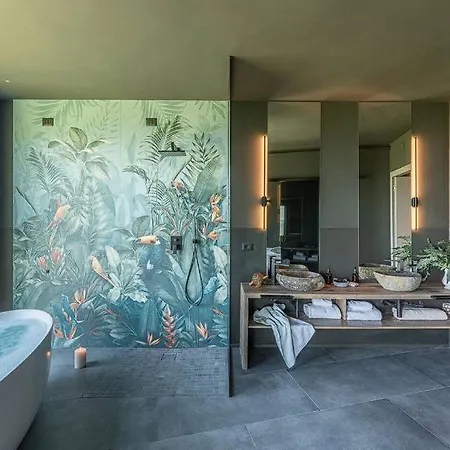 Villa! Luxe , Heated Pool And Rooftop ! *