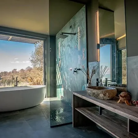 Villa! Luxe , Heated Pool And Rooftop !