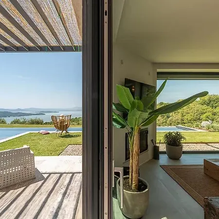 Villa! Luxe , Heated Pool And Rooftop ! Villa